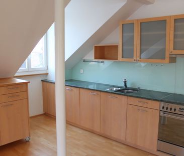 Sunny and renovated 2.5-room penthouse apartment with a view in Basel - Foto 1