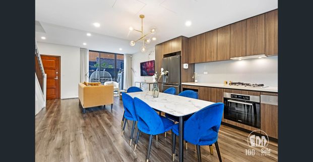 Luxury & Elegant 3 Bed plus study Townhouse with double Courtyards and Balcony. - Photo 1