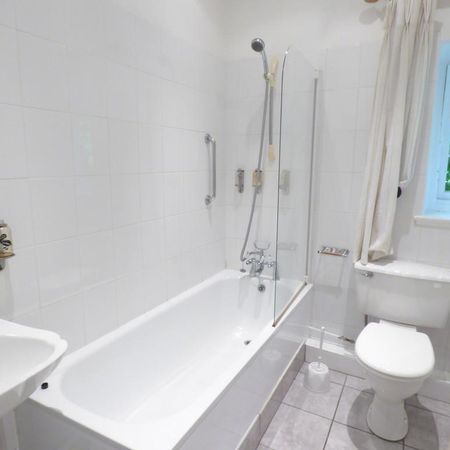 1 bedroom in a house share to rent - Photo 3