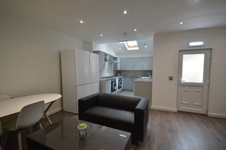 1 bedroom in a house share to rent - Photo 2