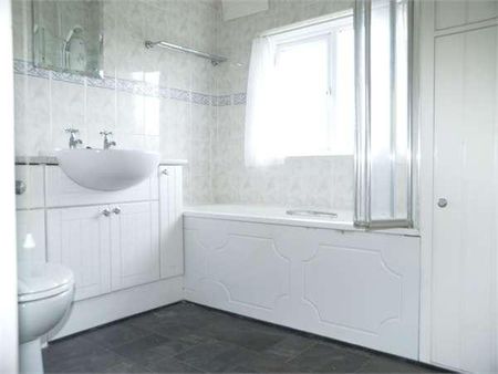 Northcroft Road, West Ewell, Epsom, KT19 - Photo 2