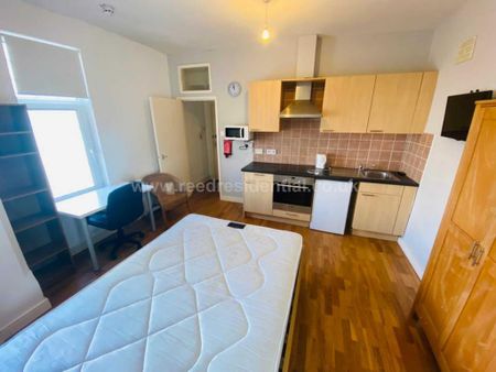 Studio to rent - Photo 2