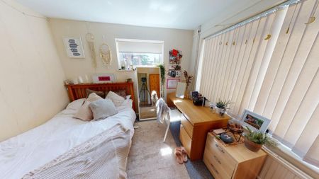 4 bedroom semi-detached house to rent - Photo 4