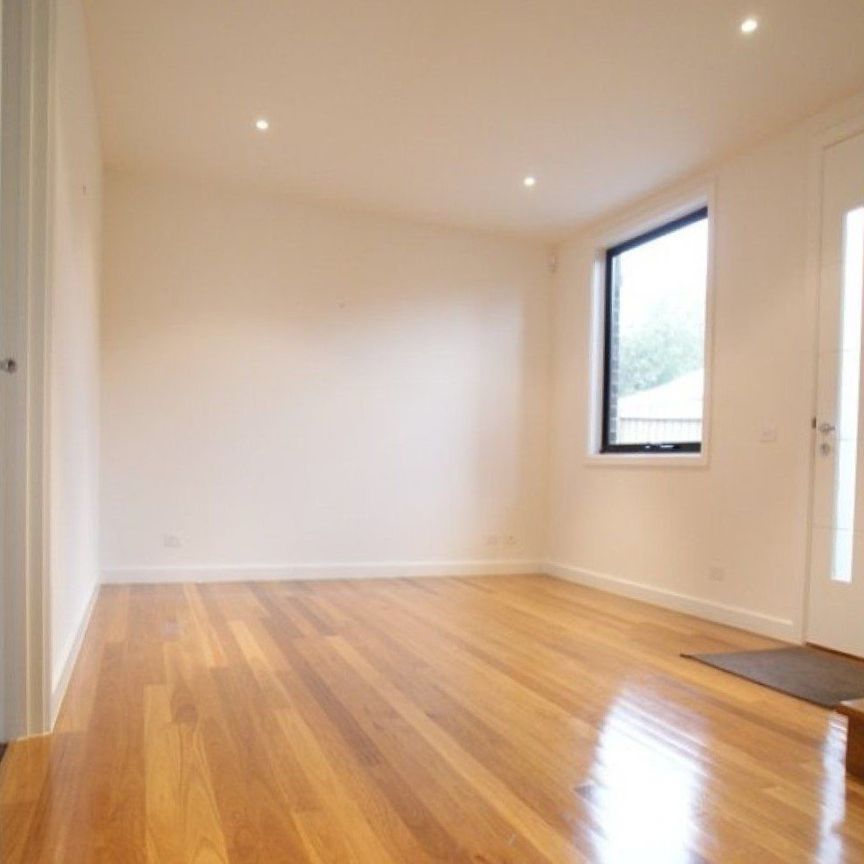 Modern & Spacious 2 Bedroom Townhouse in Prime Location - Photo 1