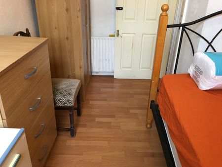 Room in a Shared Flat, Green Street, E13 - Photo 4