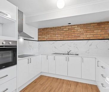 THREE BEDROOMS TOWNHOUSE WITH VINLY FLOOR DOWNSTAIRS AND AIR CONDITION - Photo 3