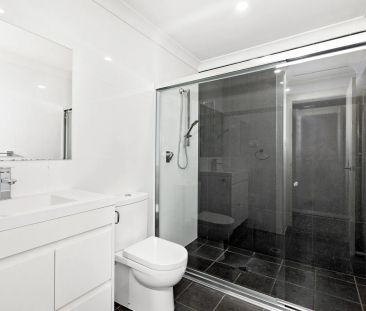 4 BEDROOM HOME - CLOSE TO EVERYTHING! - Photo 4