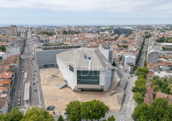 Apartamento T1 com varanda - Novo - Casa da Musica - Rotunda Boavista