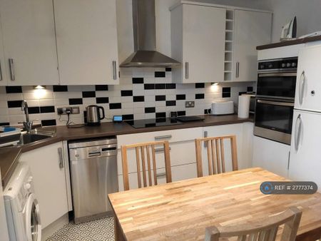 2 bedroom flat to rent - Photo 4