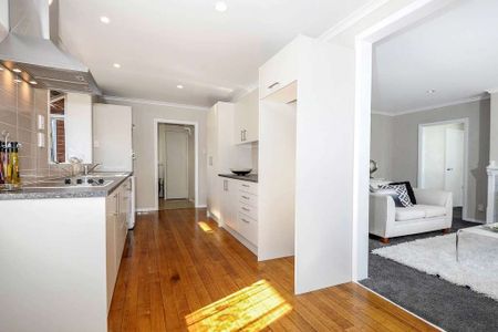 Charming 3-Bedroom Home in Panmure – Prime Location! - Photo 4