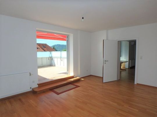 HELLE OBERGESCHOSSWOHNUNG MIT TERRASSE UND ÜBERDACHTEM PARKPLATZ - Photo 1