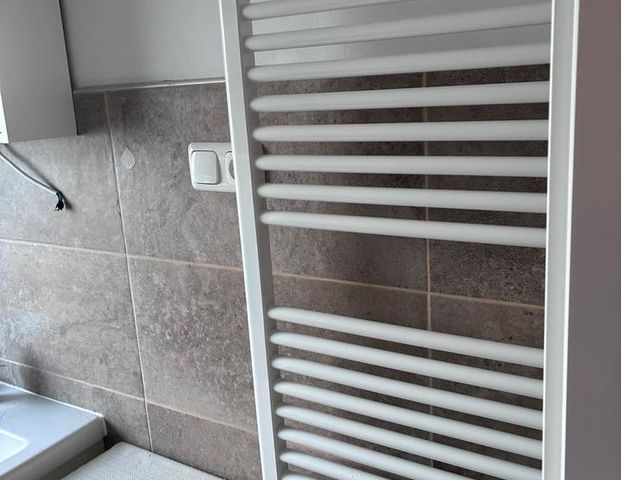 Helle, gut geschni 2-Zi Whg modernes Bad,Stellplatz,Keller,Waschk - Foto 1