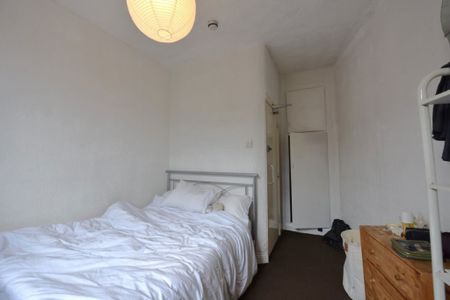 6 bedroom House in Hyde Park, Leeds - Photo 5