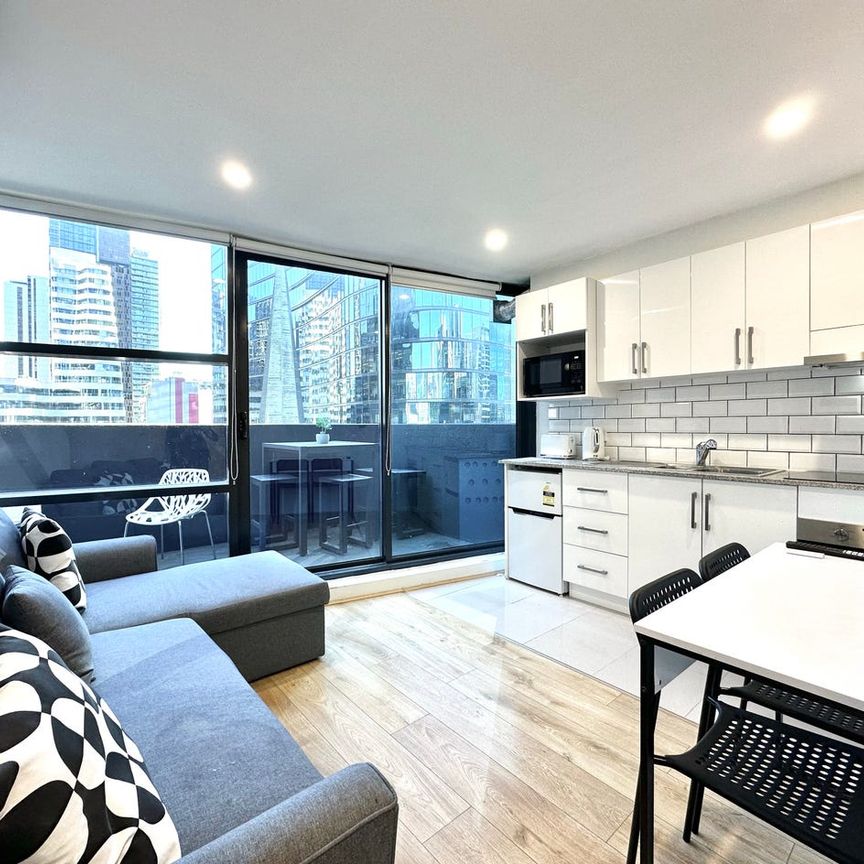 FURNISHED FLOORBOARD ONE BEDROOM APARTMENT AVAILABLE IN 139 LONSDALE STREET, MELBOURNE CBD !!! - Photo 1