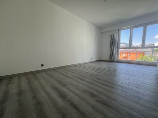 UP TO 3 MONTHS FREE – 3.5 ROOMS RENOVATED IN CHIASSO - Photo 1