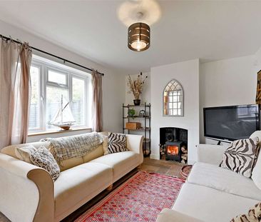 Beautifully refurbished 3 bedroom home available furnished or unfur... - Photo 1