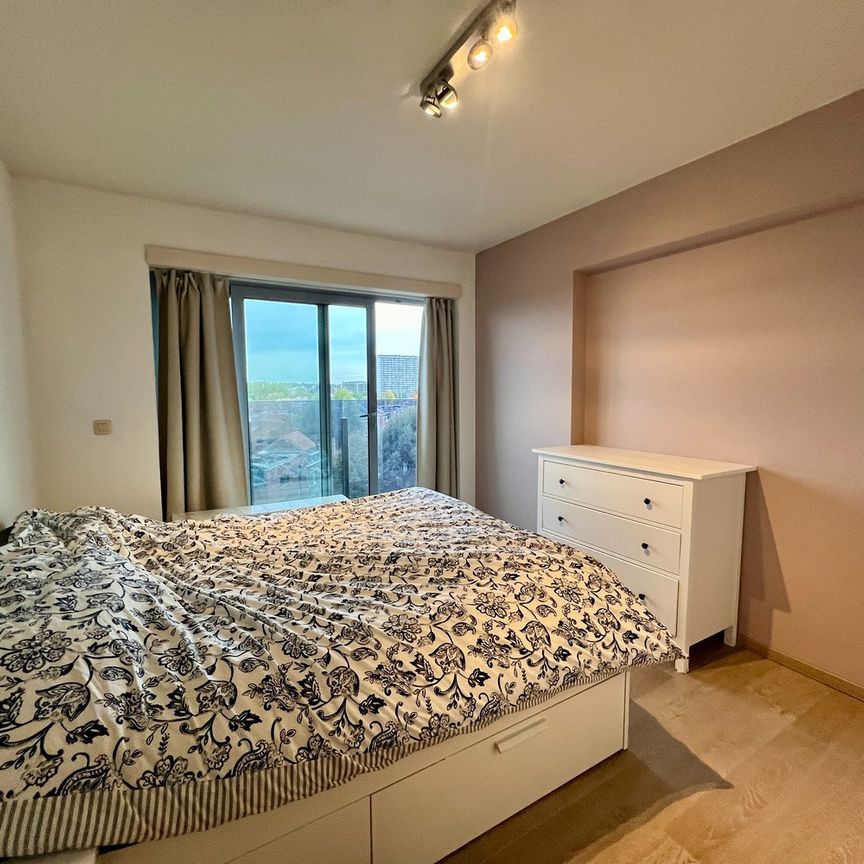 Volledig gerenoveerd tweeslaapkamer appartement inclusief garagebox te huur - Photo 1