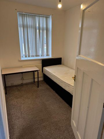 3 bedroom flat to rent - Photo 3