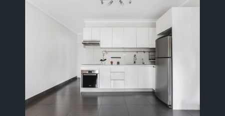 Renovated modern apartment in an ideal location - Photo 3