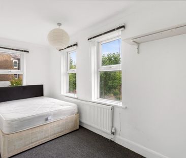 3 bedroom Flat To Let - Photo 4