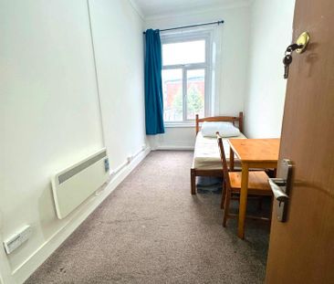 4 bedroom flat to rent - Photo 4