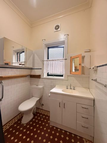 Beautiful 3-Bedroom Home in Prime Ashfield Location - Photo 4