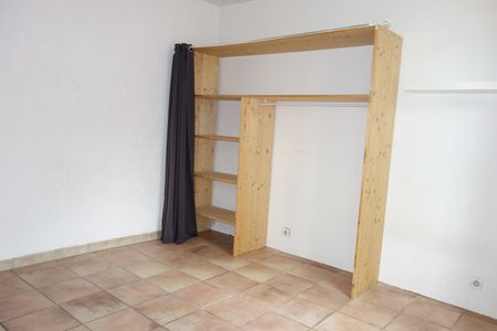 Location - Appartement T2 de 34 m² avec terrasse dans immeuble de ville - Photo 3