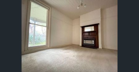 3 bedroom double-storey townhouse in the heart of South Melbourne Available for Lease! - Photo 2