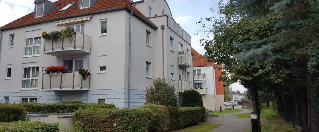 Ruhige und schöne 2-Zi-Wohnung mit Balkon, Laminatboden und TG-Stellplatz in Coswig. - Photo 1