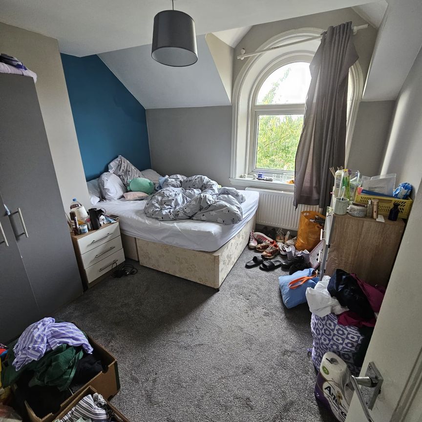 4 Bed - flat 3, 35 Richmond Road, Headingley, Leeds - LS6 1BX - Student - Photo 1