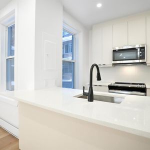 #12, 1 Bed, 1 Bath - 2112 Claremont, Westmount - Photo 2