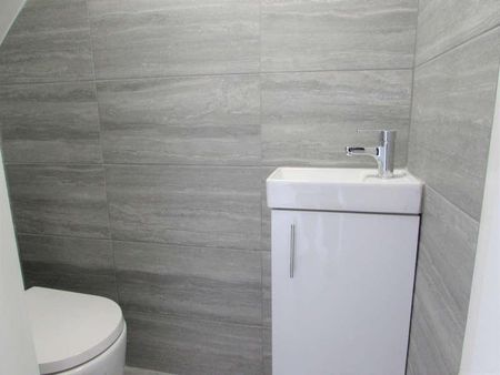 Granville Road, Uxbridge, Middlesex, UB10 - Photo 4