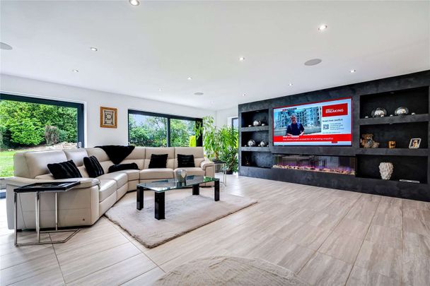 An exceptional architect designed residence set within a 0.75 acre plot, enjoying far-reaching countryside views and offering 3156 sq ft of contemporary living through. - Photo 1