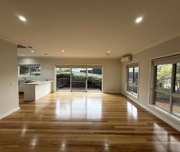 Modern 3 Bedroom Townhouse with Double Garage - Photo 1