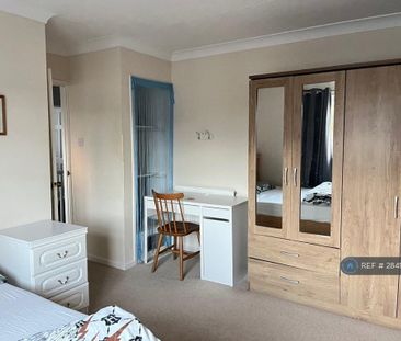 4 bedroom end of terrace house to rent - Photo 3