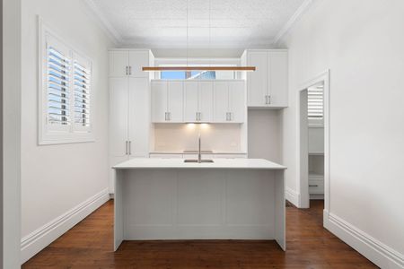 Charming 3 bedroom home - Photo 2
