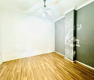 Spacious 3-Bedroom Townhouse with Study & Rumpus Room - Photo 4