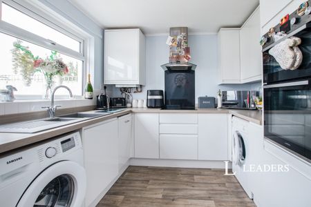 2 bedroom house to rent Bucklers Way, BH8 - Photo 5