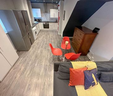 6 bedroom semi-detached house to rent - Photo 1