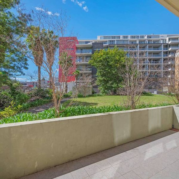 SPACIOUS ONE BEDROOM APARTMENT - LAMINATE TIMBER FLOORING THROUGHOUT - Photo 1