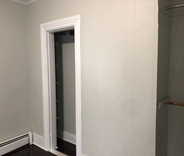 Kline - 1 Bedroom Upper Level Flat just off Quinpool! - Photo 1