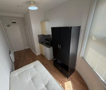Studio Flat, Lee Road, SE3 - Photo 3