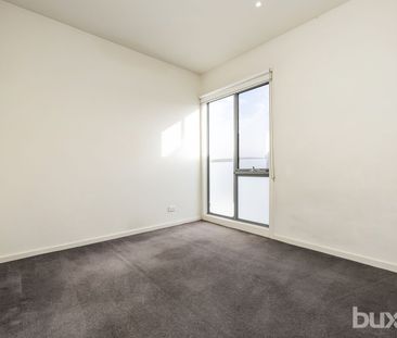 Modern apartment with an abundance of natural night - Photo 5