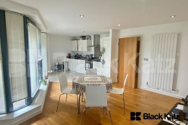 Flooded with natural light, contemporary& superbly located - Photo 1