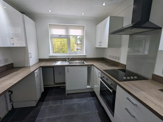 Bungalow to rent on - Photo 1