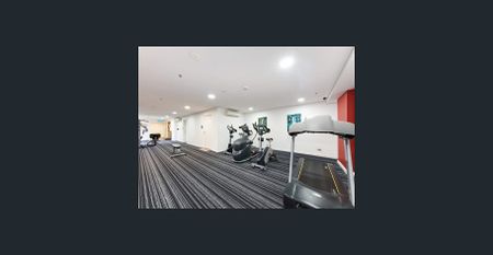 Spacious 2 bedroom with brand new carpet near train station - Photo 2