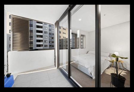 Modern & Light-Filled Apartment in Prime Location - Furnished - Photo 3