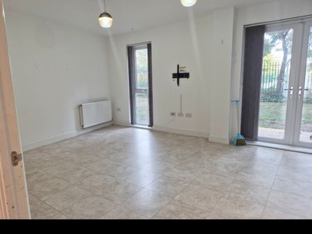2 Bed Flat, Mayfair Court, TW5 - Photo 2