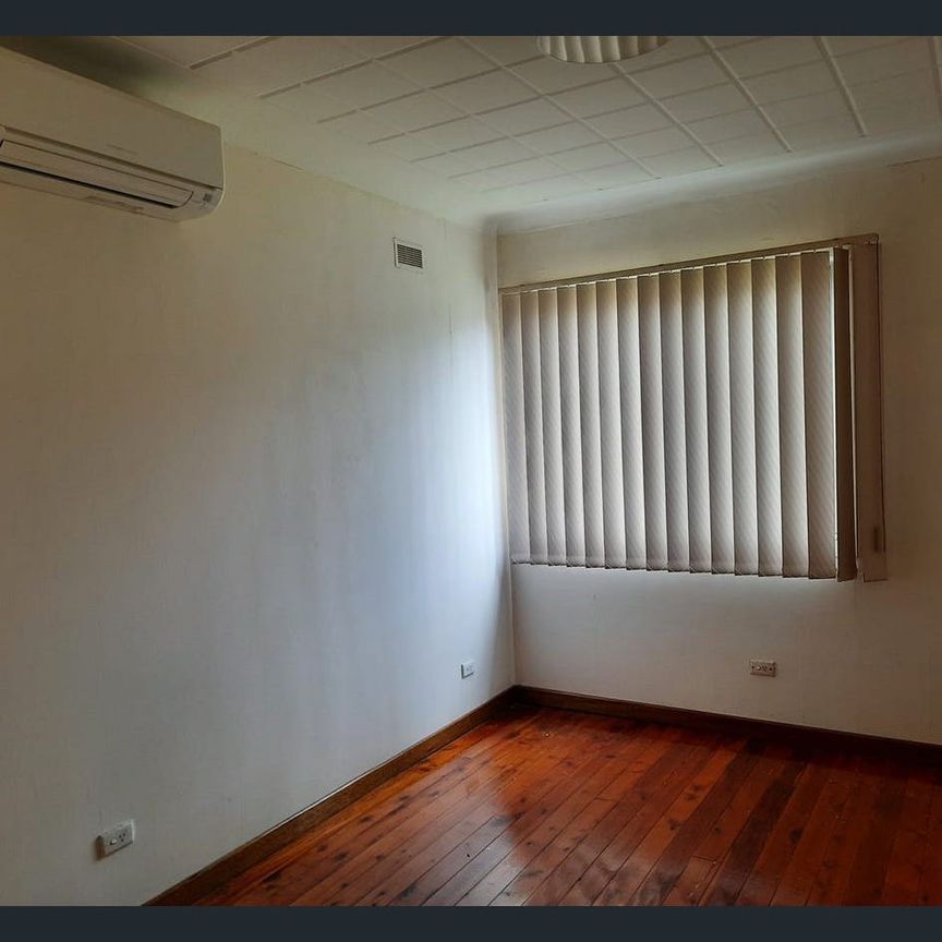 Bright & Sunny living family home - Photo 1