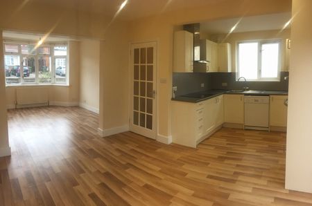 3 Bed Semi-Detached House, Warren Avenue, SO16 - Photo 2